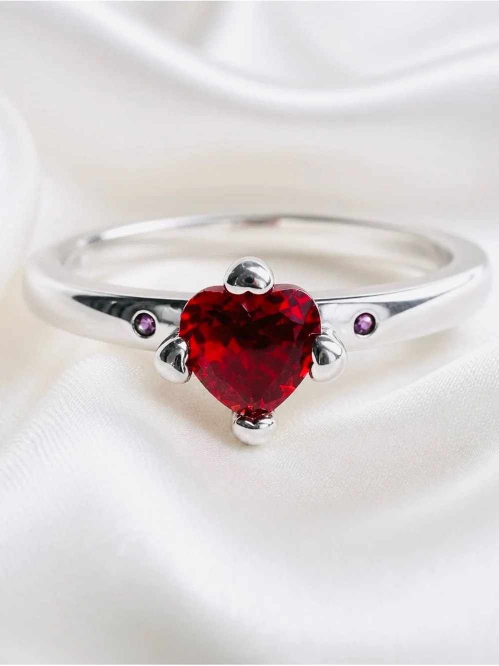 Pandora Silver Ring with Heart-Shaped Red Gem.new with out tag. Size 7